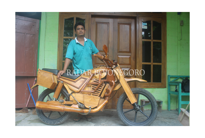 agus-sukimin-pembuat-motor-kayu