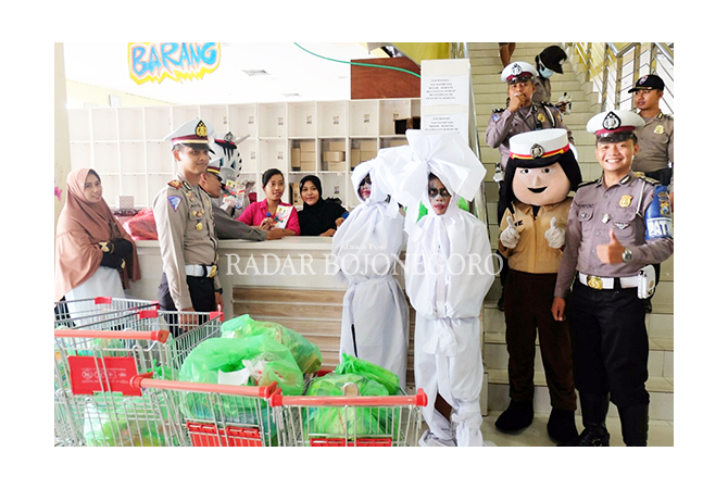 gunakan-pocong-polisi-ajak-warga-selalu-waspada