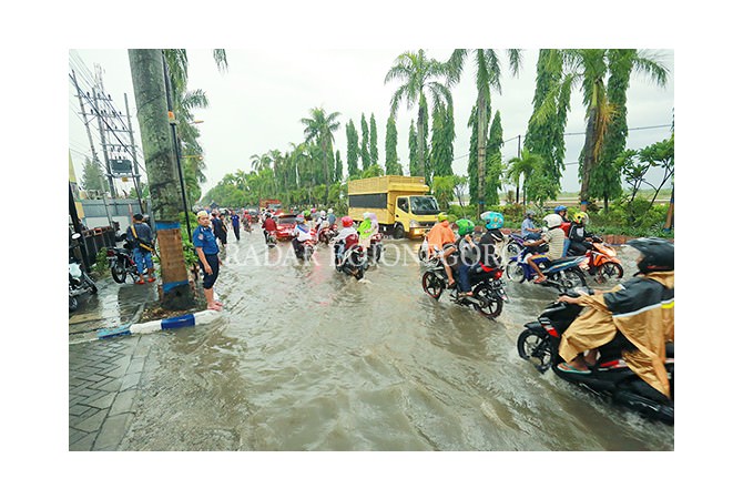 hujan-deras-jalan-protokol-tergenang