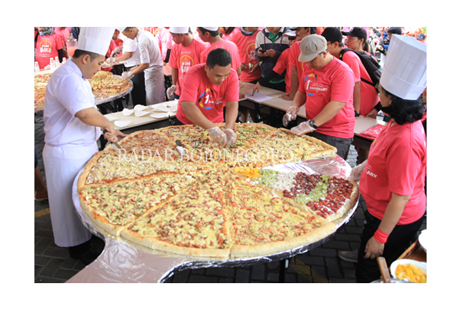 wow-delapan-chef-bikin-pizza-raksasa