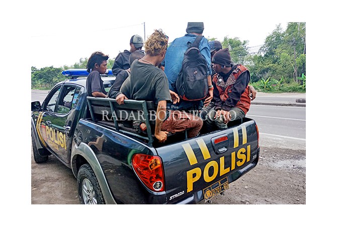 12 Anjal keroyok Supir Truk