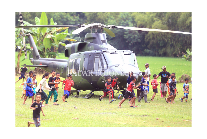 Anak-Anak Geruduk Helikopter