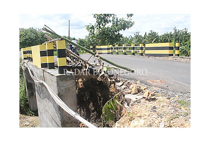 Baru Setahun, Jembatan Kalisari Sudah Ambrol. Ini Penyebabnya