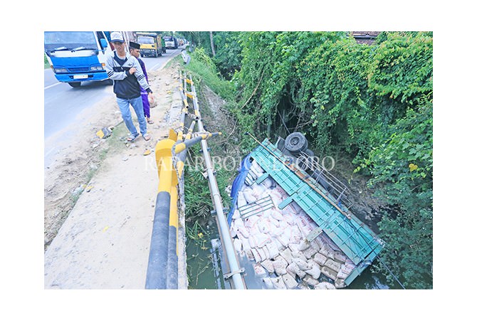Gandengan Lepas, Tercebur ke Sungai
