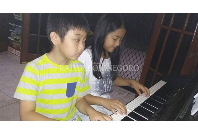 Hebat, Pianis Bersaudara Berbakat ini Mainkan Piano dengan Tutup Mata
