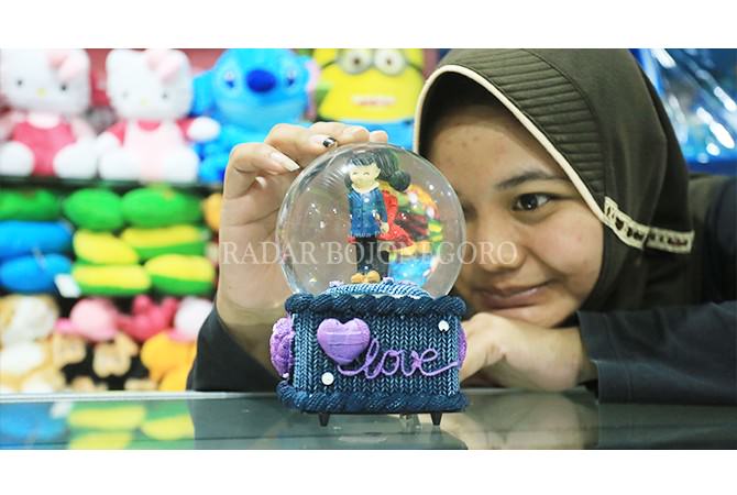 Jelang Valentine, Penjualan Kado Sepi