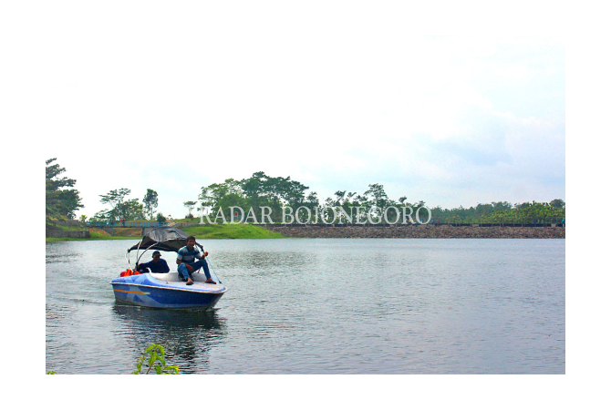 Naik Speedboat Menikmati  Waduk Greneng