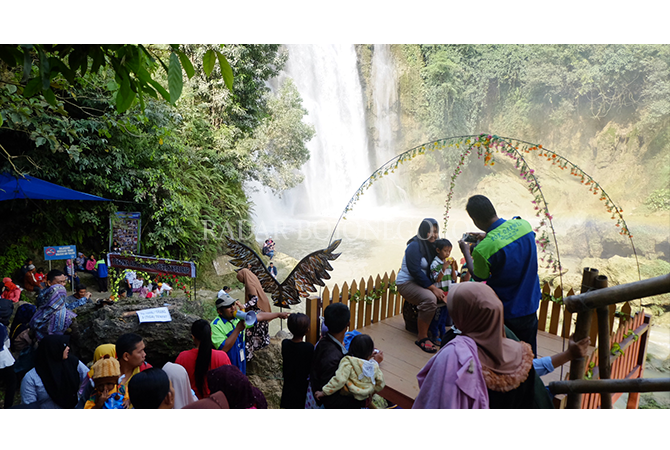 Berebut Antre di Spot Foto