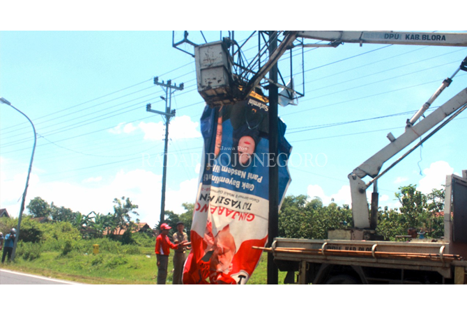 Gunakan Crane Tertibkan Baliho Ukuran Besar