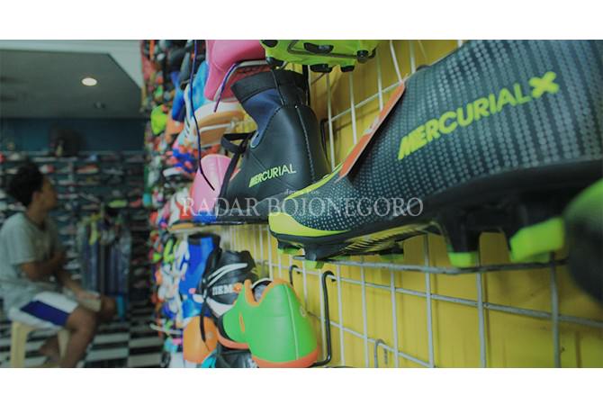 Sepatu Futsal Ungguli Penjualan Sepatu Bola