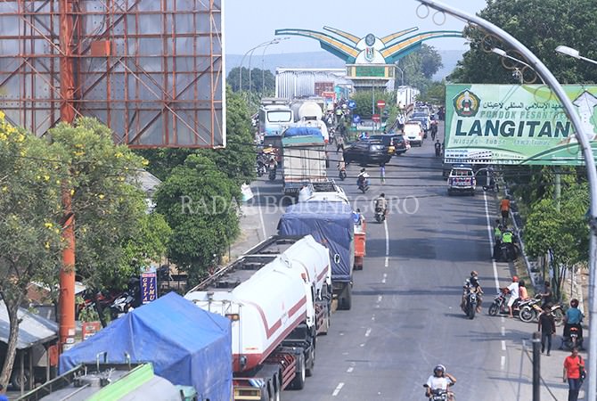 Macet Sepanjang 5 Km, Kendaraan Berat Dilarang lewat Widang