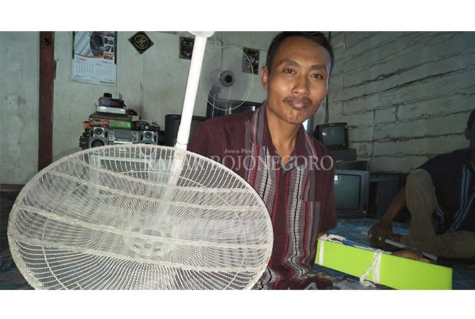 Sumantri, Pembuat Parabola dari Kipas Angin Bekas 