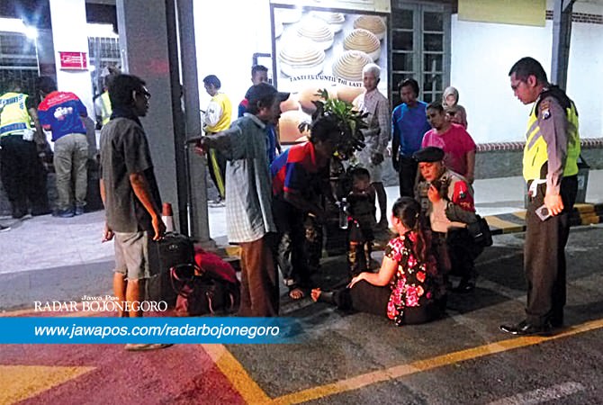 Atap Ruang Tunggu Stasiun Runtuh, Dua Orang Luka