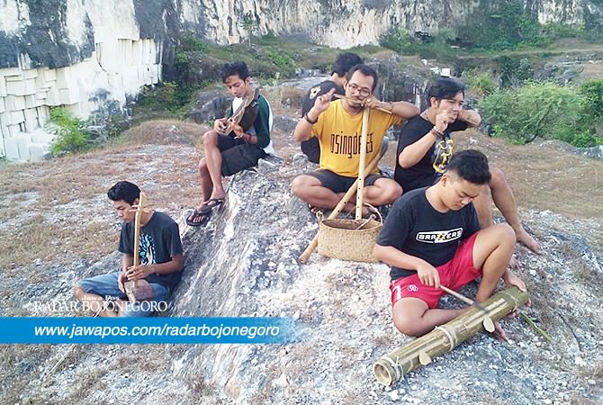 Gunakan Barang Bekas Pertanian sebagai Alat Musik