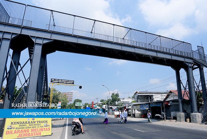 Jembatan Penyeberangan Orang Nyaris Tak Berfungsi