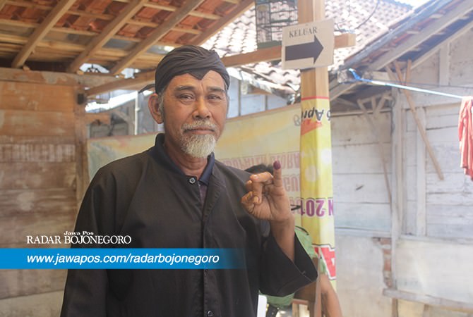 Memakai Pakaian Adat, Warga Samin Kompak Mencoblos