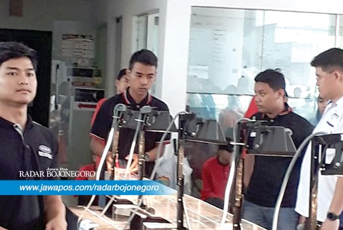 Proses Pembuatan Robot, Berbahan Utama Styrofoam dan Panel Surya