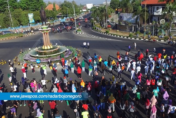 Radar Gelar Lomba Senam Goyang Dayung