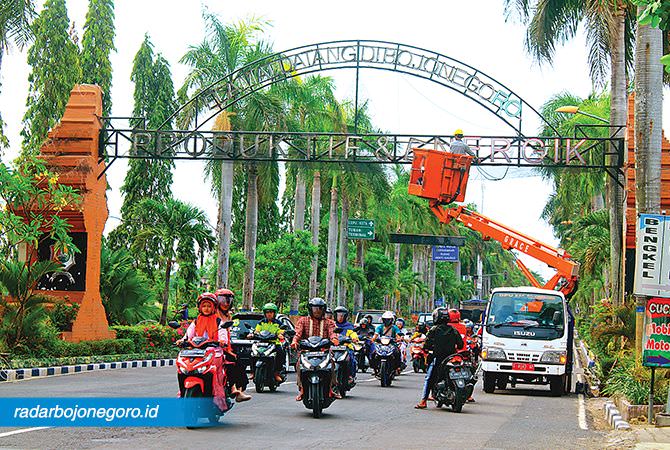 Gapura Dipasang Slogan Baru