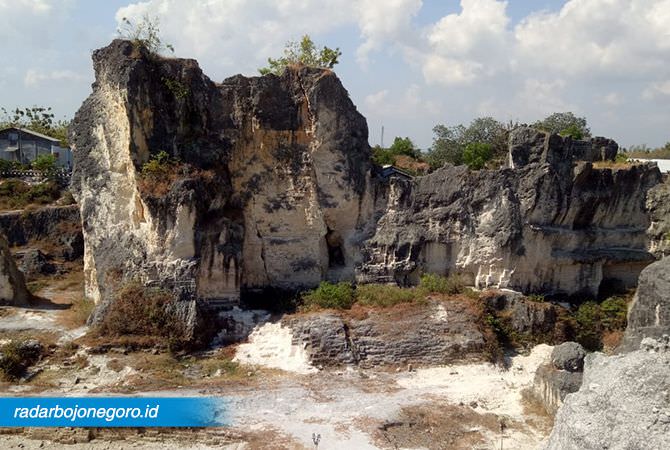 Pahat Gunung Batu Kapur Terancam Mundur