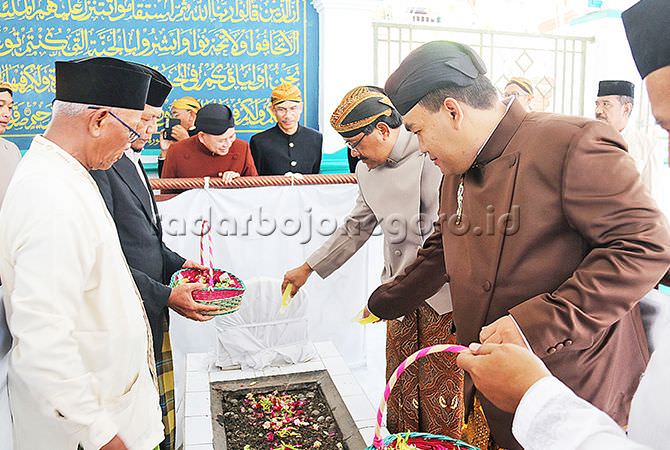 Hormat Leluhur, Ziarah ke Makam Bupati Terdahulu 
