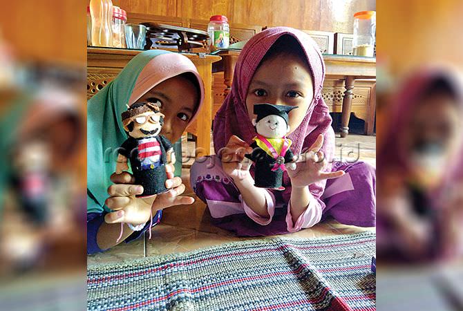 Manfaatkan Limbah, Wahyuni Menyulap Botol Minuman Menjadi Boneka