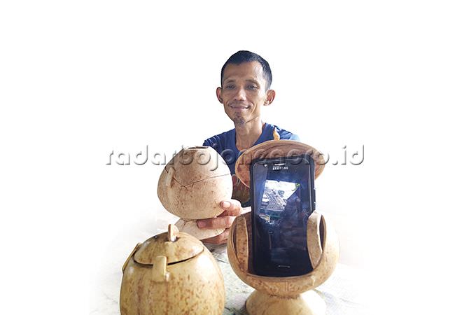 Ubah Batok Kelapa Jadi Kerajinan, Produksi Tempat HP hingga Wadah Tisu
