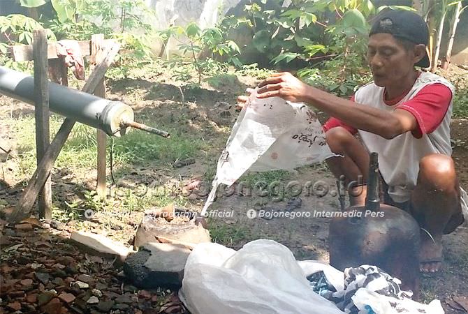 Buat Alat Sendiri, Sudirman Sulap Sampah Jadi Minyak