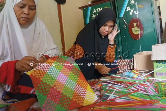 Sri Aini, Pembuat Tikar Berbahan Sedotan