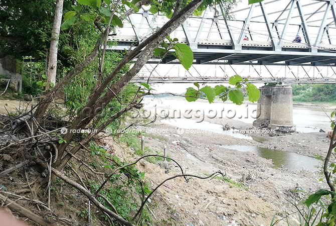 Warga Bantaran Sungai Khawatir Longsor 