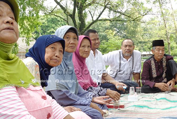 Memandikan Lansia hingga Mengajak Wisata