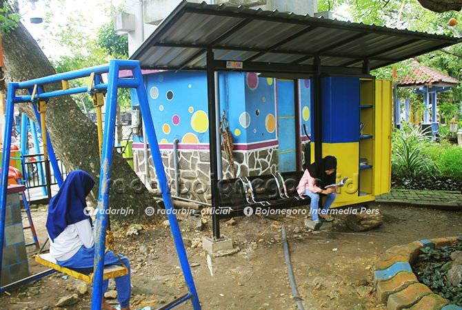 Membaca di Tepi Telaga