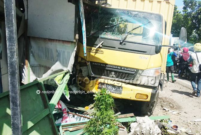 Mengantuk, Truk Hantam Warung Bakso