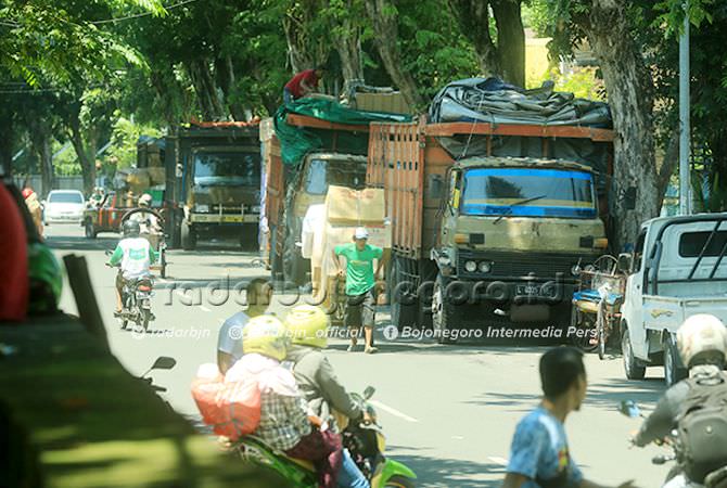 Jadi Aktivitas Bongkar Barang Ekspedisi