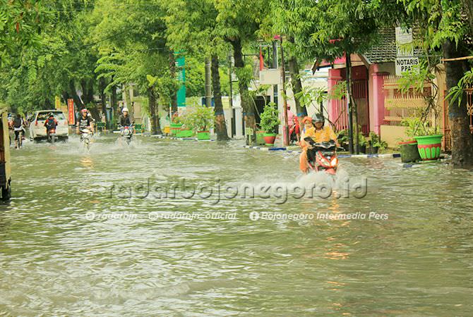 Jalan Mastrip-Sudirman Dikepung Banjir