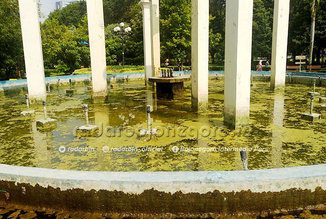 Kolam Air Mancur Dipenuhi Lumut