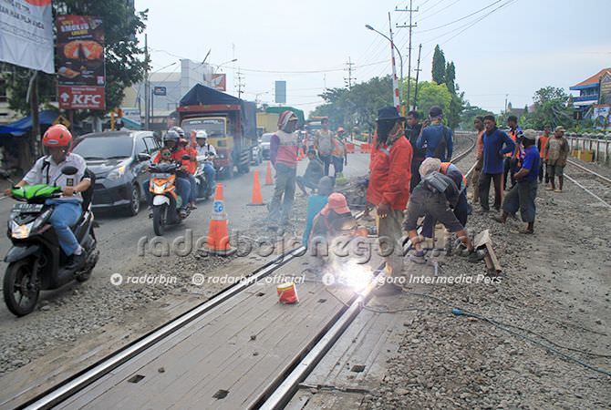 Rel Diperbaiki Lagi, Macet Kembali