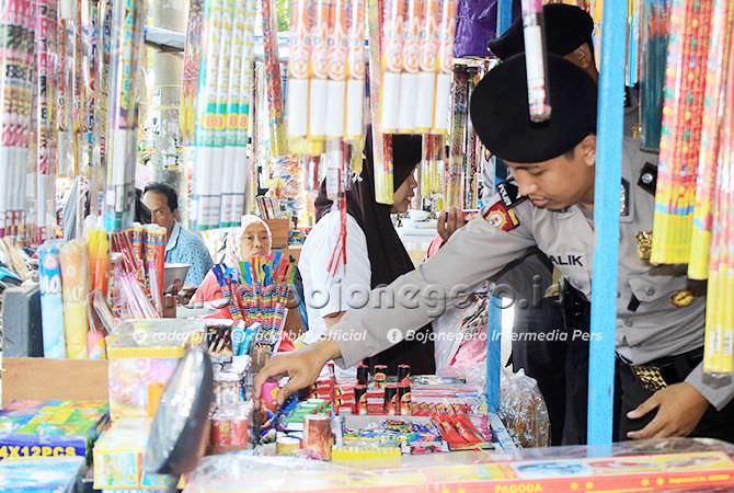 Dirazia, Penjual Petasan Tunjukkan Izin dari Gresik
