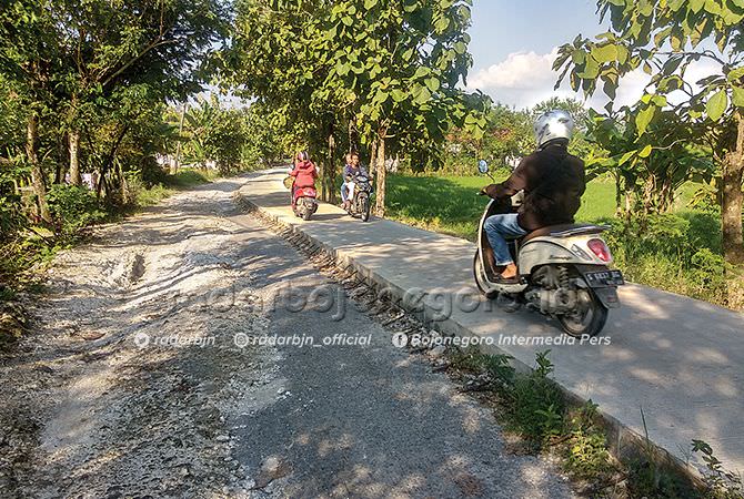 Hanya Separo Jalan Diselimuti Cor