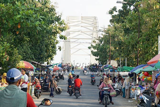 Jembatan Malo Magnet Warga Berkumpul
