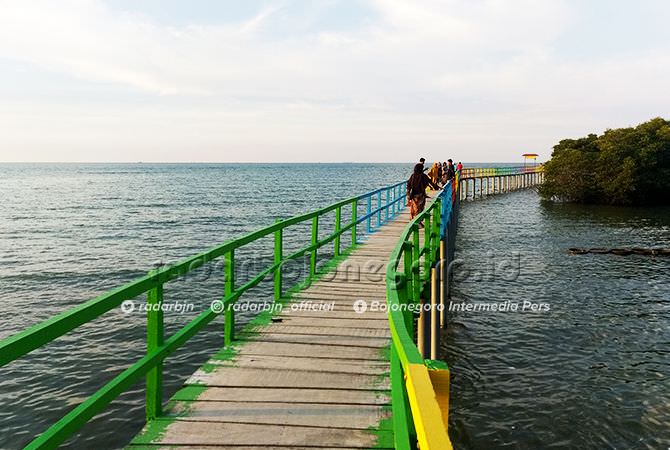 Pembangunan Gazebo Pantai Kutang Mundur
