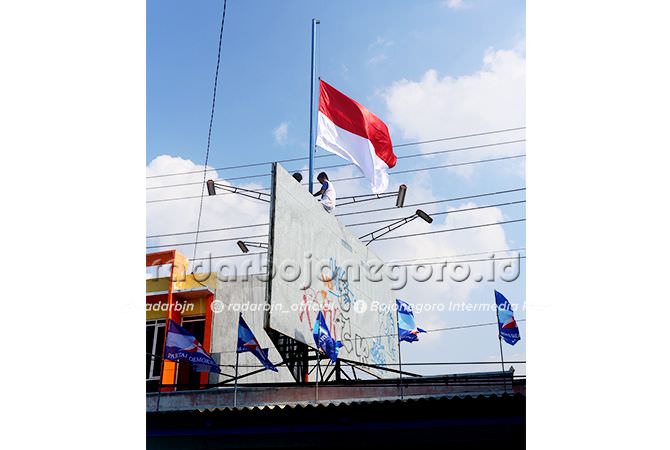 Bendera Setengah Tiang untuk Ibu Ani Yudhoyono