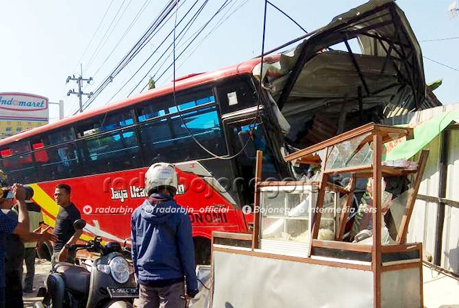Bus Jaya Utama Hantam Warung Bakso