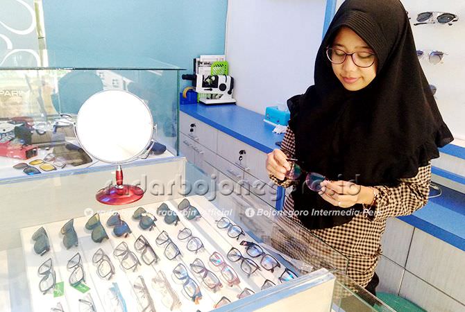 Kacamata Frame Lebar Tetap Disukai