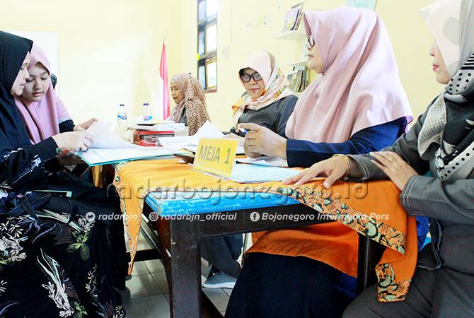 Menumpuk, Pendaftar Prestasi Sekolah Unggulan