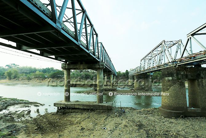 Pengerukan Pasir Ancam Jembatan Kaliketek