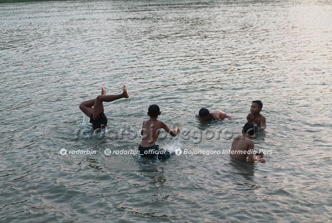 Debit Bengawan Dangkal, Anak-Anak Riang Bluron