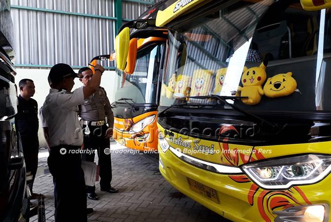Periksa Kelaikan Bus Angkut CJH