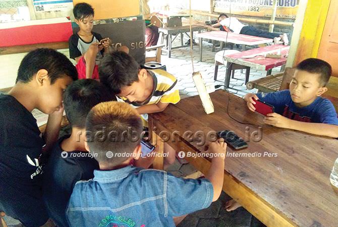 Sedih Lihat Anak Main HP di Warung