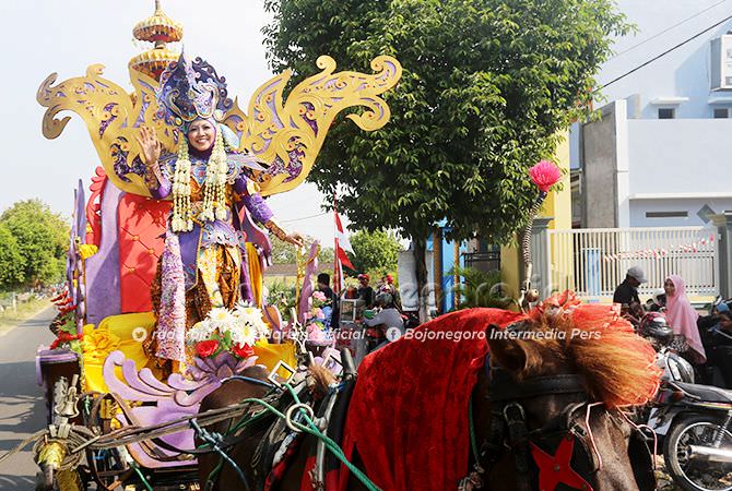 Putri Kencana Wungu Pimpin Parade Senja SMKN Palang